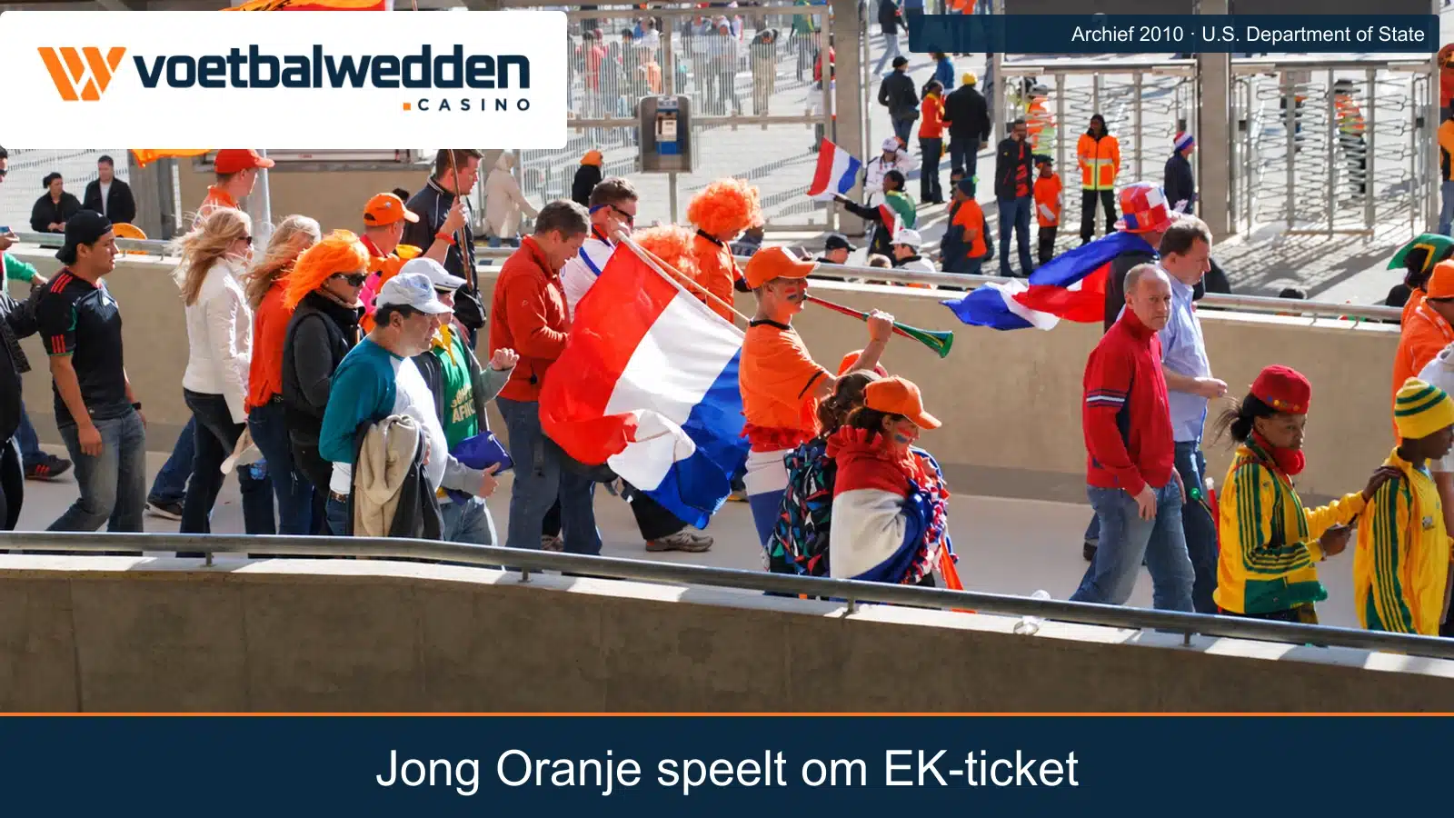 Archieffoto uit 2010 van Oranjesupporters bij Nederland-Denemarken in Johannesburg, licht nabewerkt